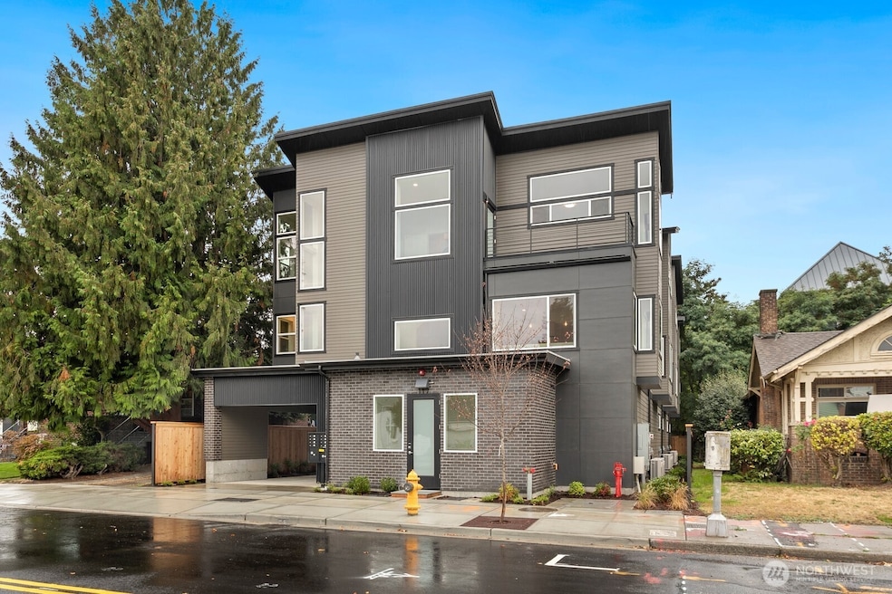 117 Wells Ave S unit F (R), Renton, WA 98057 - photo 1