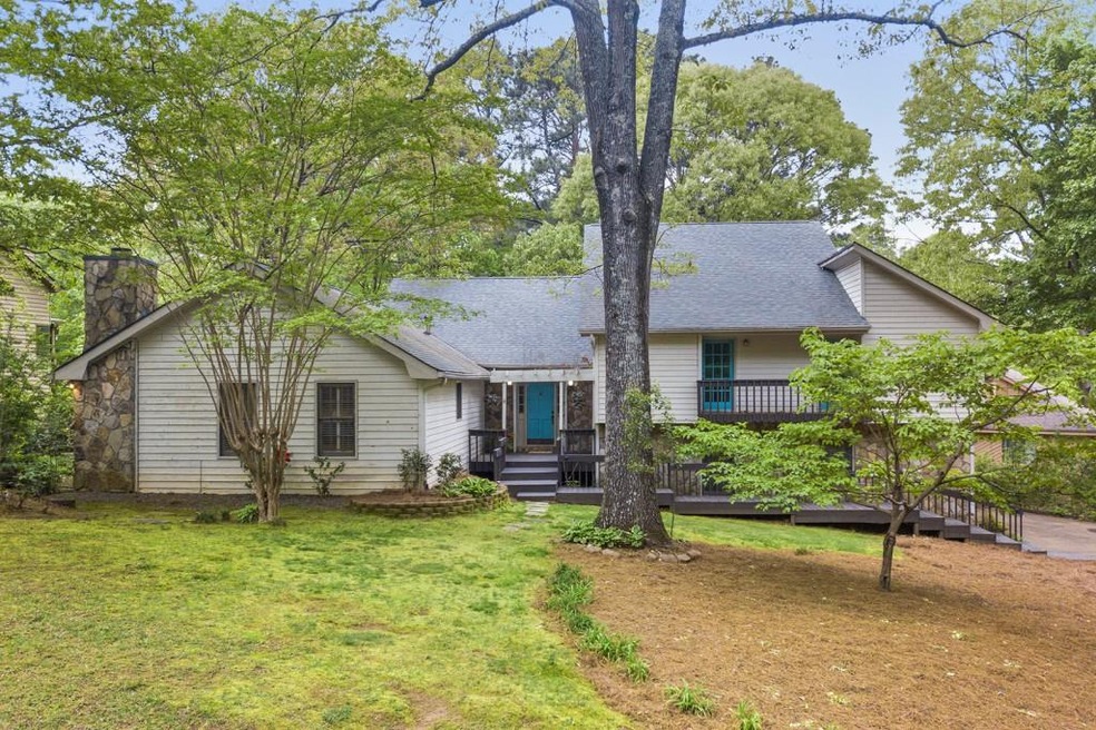 Nature lovers paradise! Sprawling open home seeks 