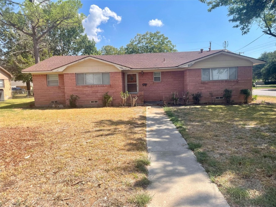 1102 Elmwood St, Gainesville, TX 76240 - photo 1