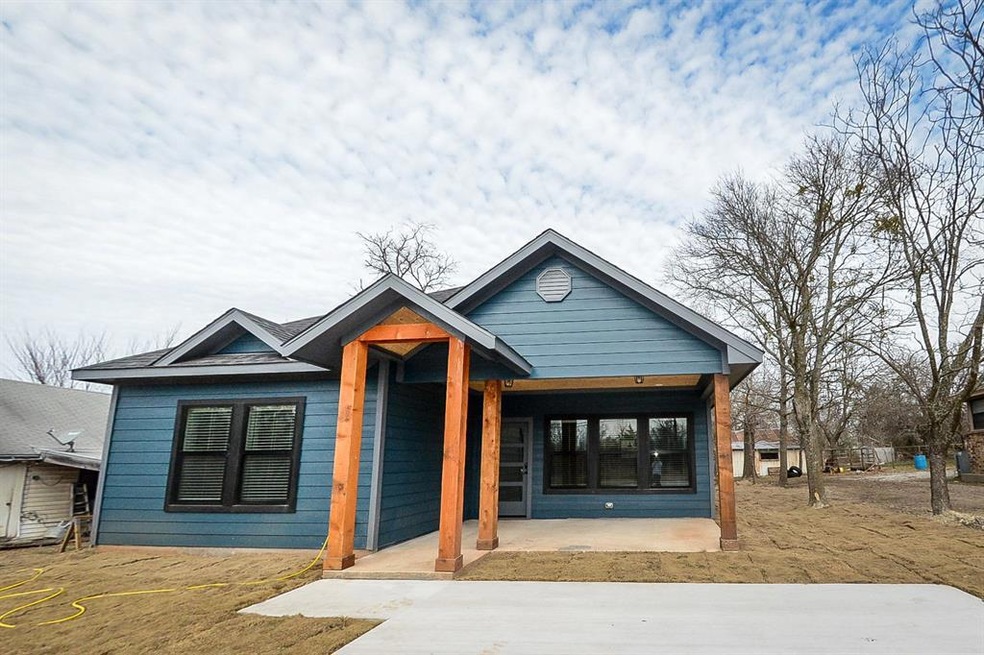 512 W Locust St, Whitewright, TX 75491 - photo 1