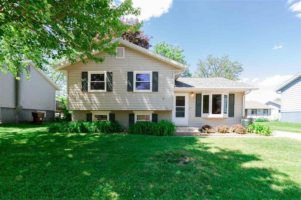 1026 Lilac Ln, Cedar Falls, IA 50613 - photo 1