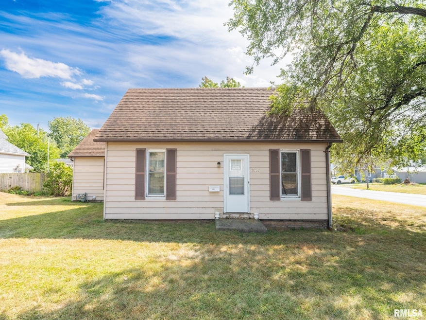 1402 Catherine St, Pekin, IL 61554 - photo 1