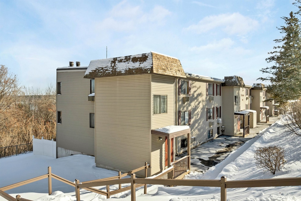 107 Treetop Cir unit 11, Laconia, NH 03246 - photo 1