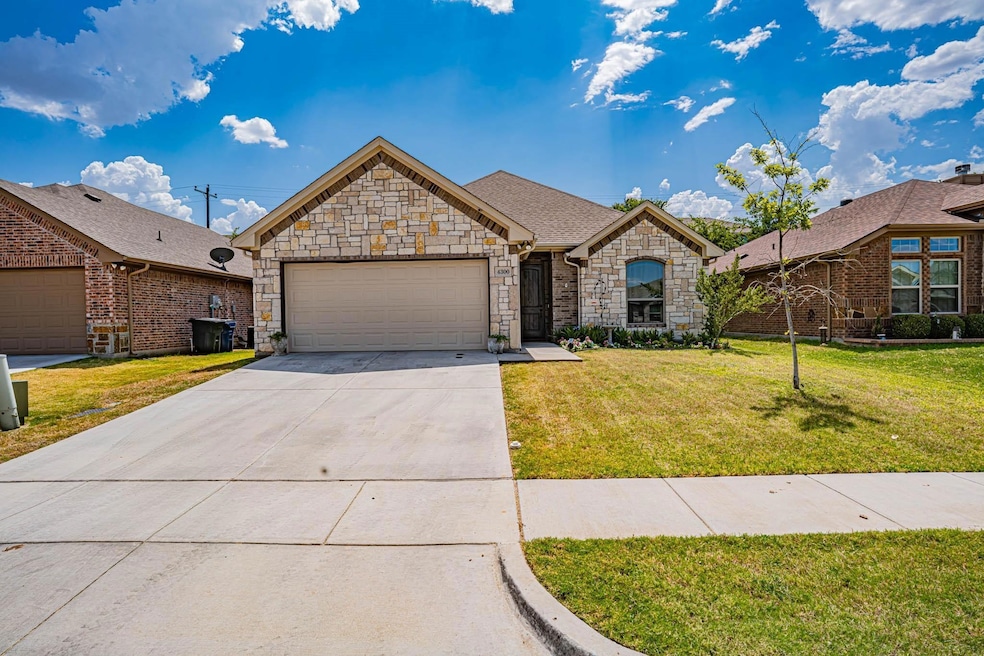 4300 Sapphire Ln, Granbury, TX 76049 - photo 1