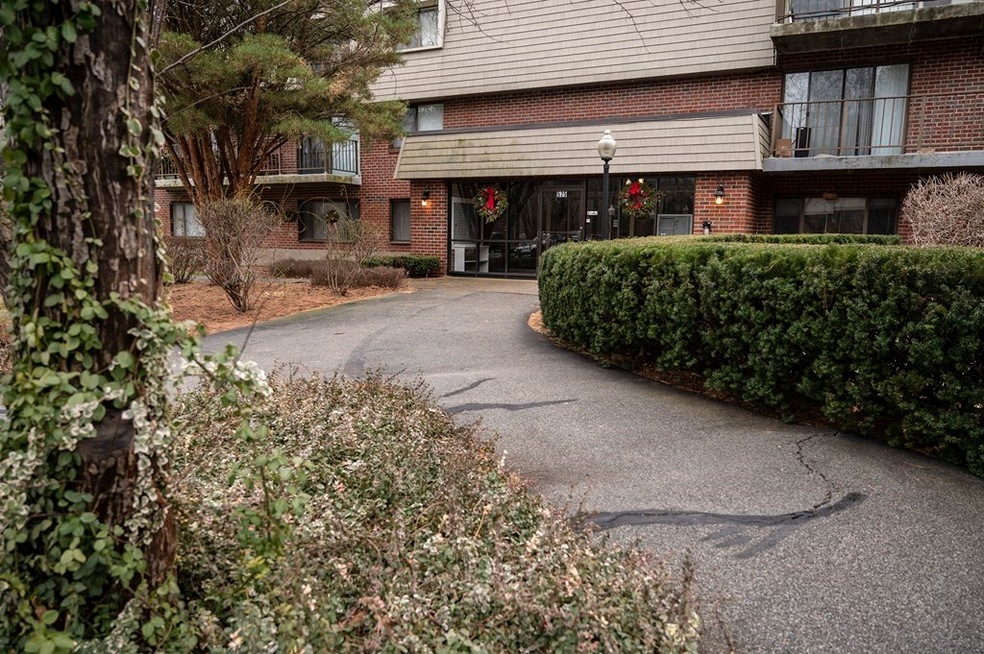 575 Broad St unit 115, East Weymouth, MA 02189 - photo 1