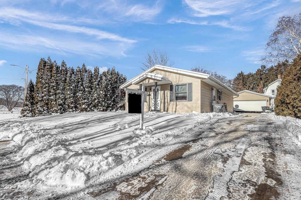 2616 Camelot Blvd, Sheboygan, WI 53081 - photo 1