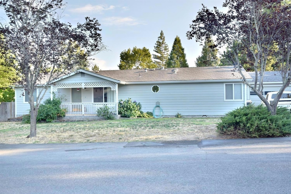 1337 NW Highland Ave, Grants Pass, OR 97526 - photo 1