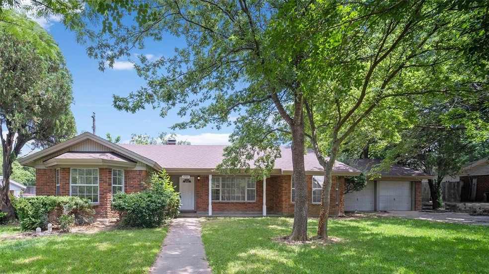 1207 Crestwood Dr, Cleburne, TX 76033 - photo 1