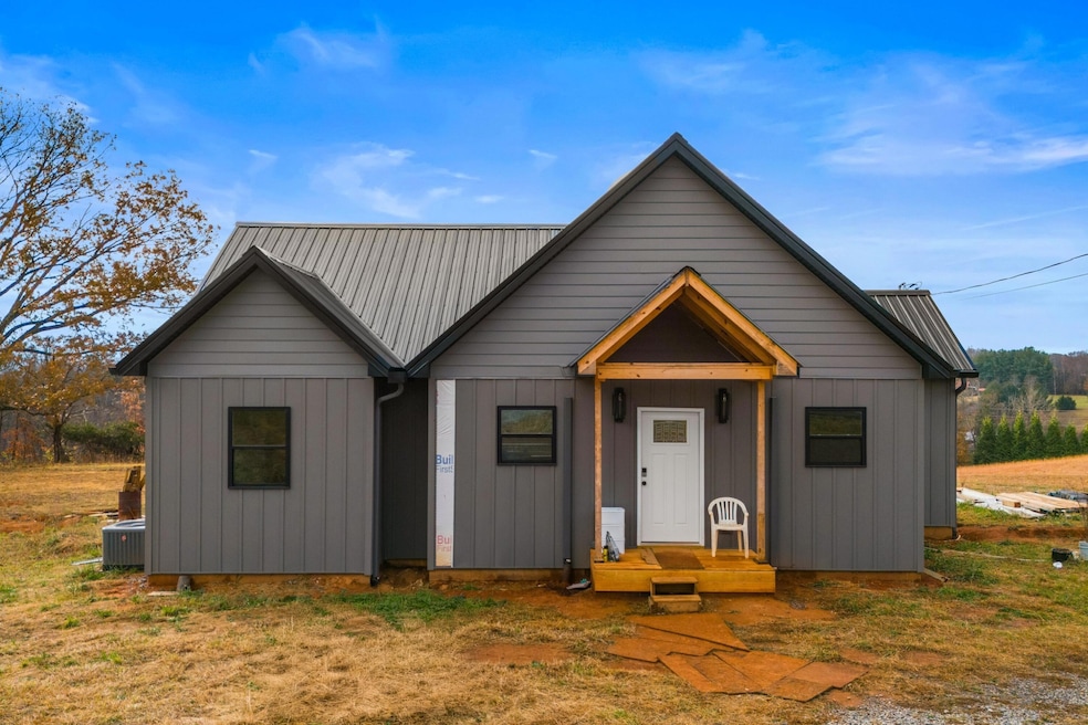 141 Robert e Lee Dr, Newport, TN 37821 - photo 1