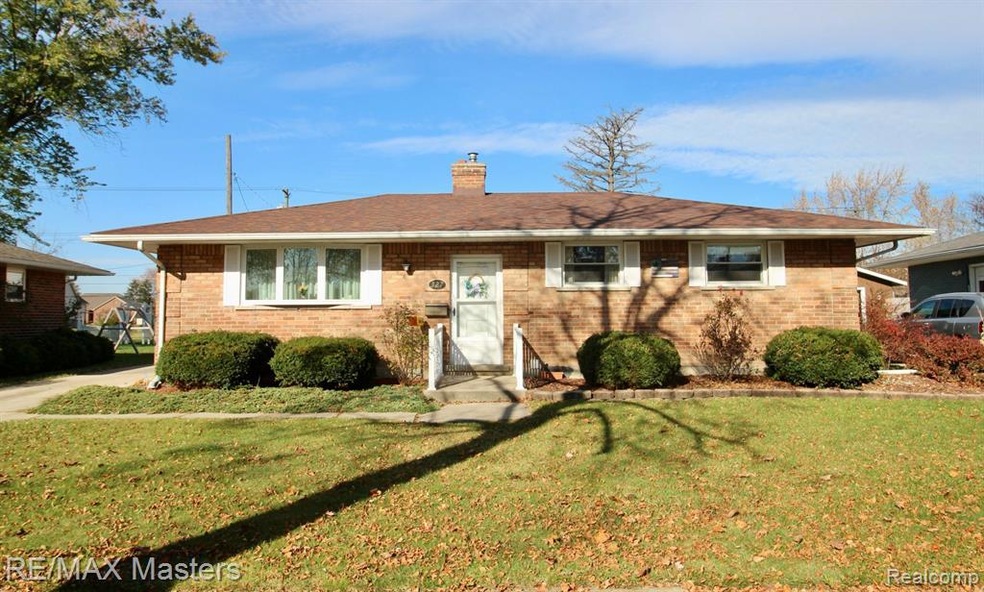 Well maintained full brick ready for you!