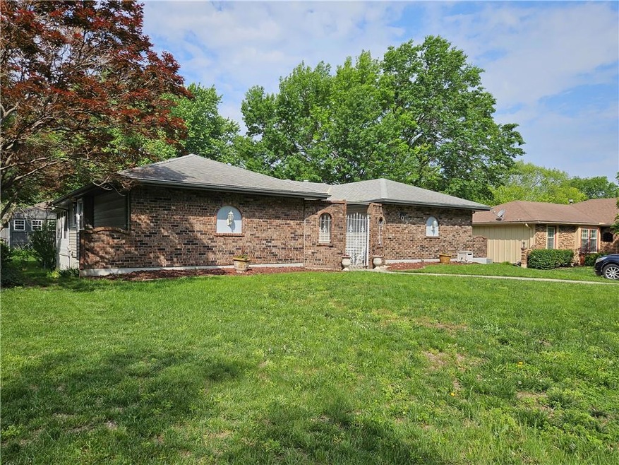 909 NW 12th St, Blue Springs, MO 64015 - photo 1