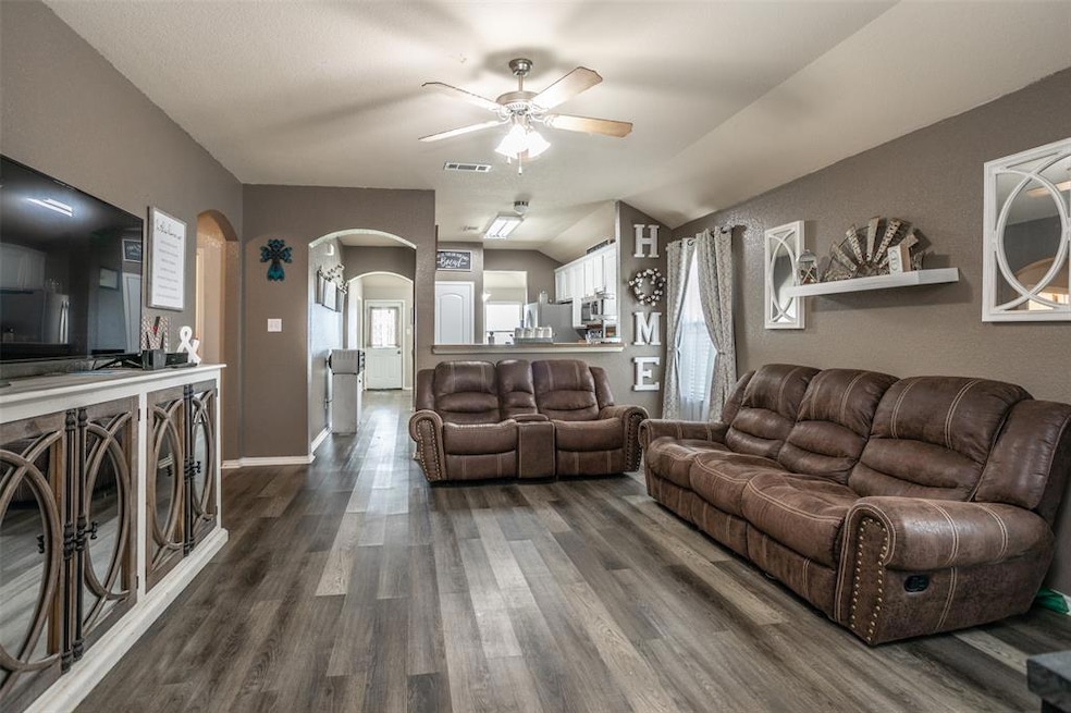 417 Glenwood St, Gainesville, TX 76240 - photo 1