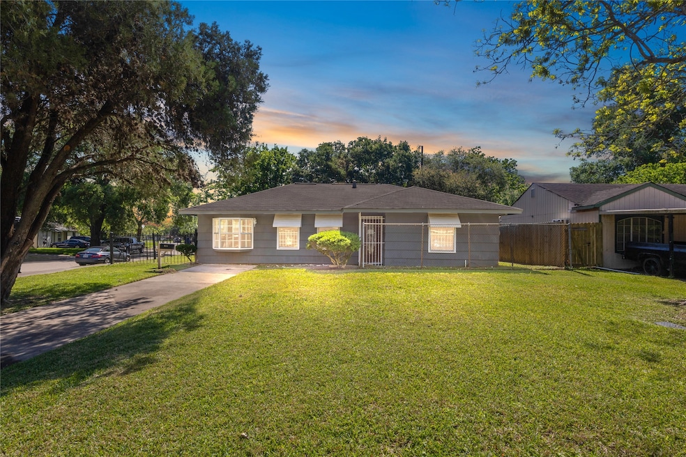 6903 Weston St, Houston, TX 77021 - photo 1