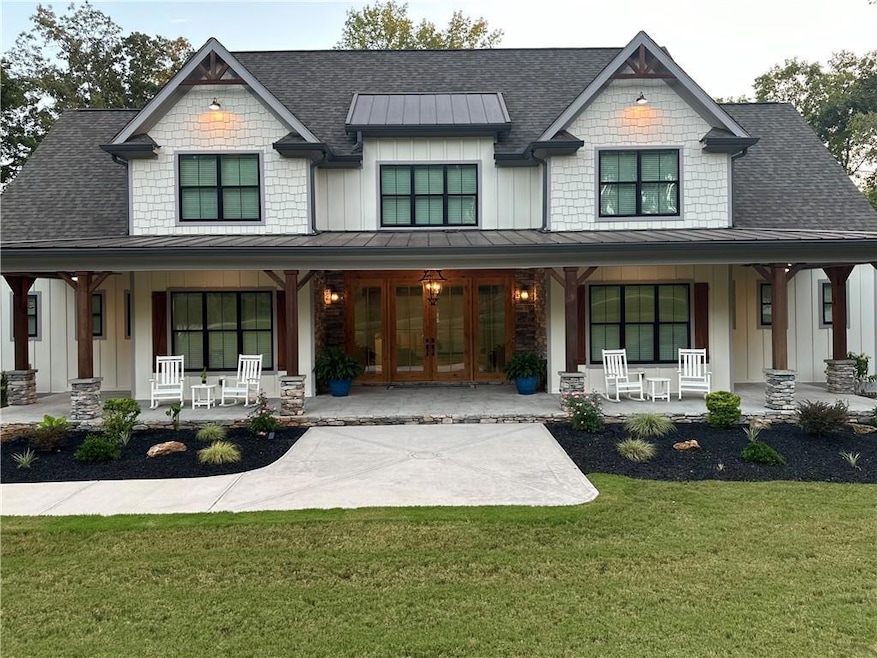 View of front of house featuring a front yard and 