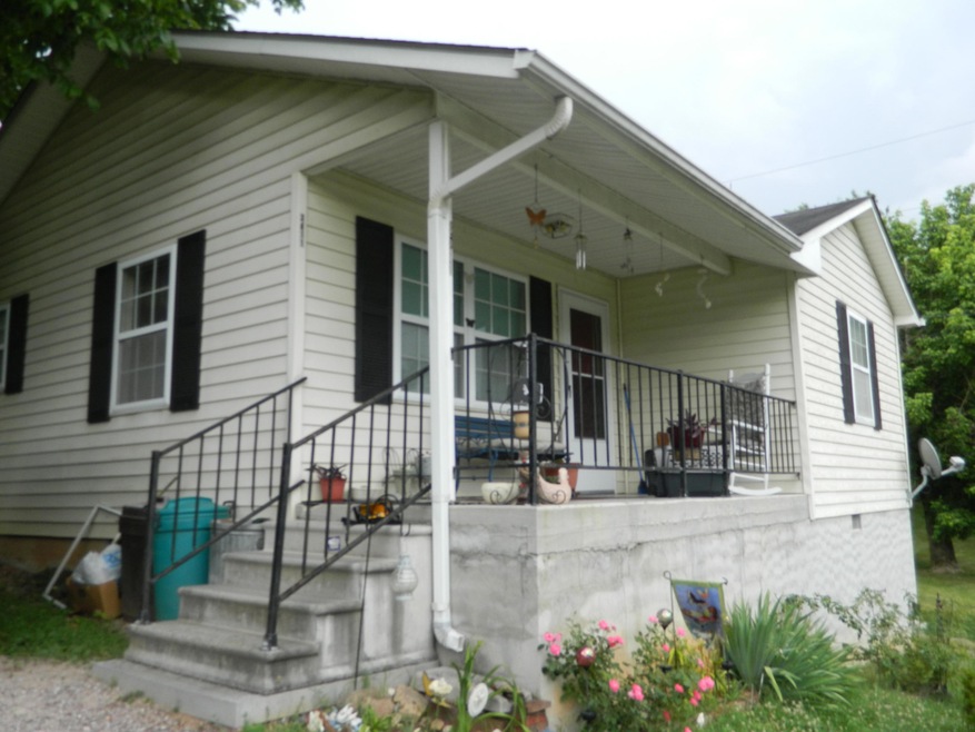 Vinyl siding....all on one level!!