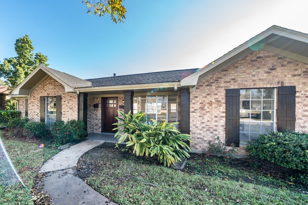 130 E Thornton Rd, Houston, TX 77022 - photo 1