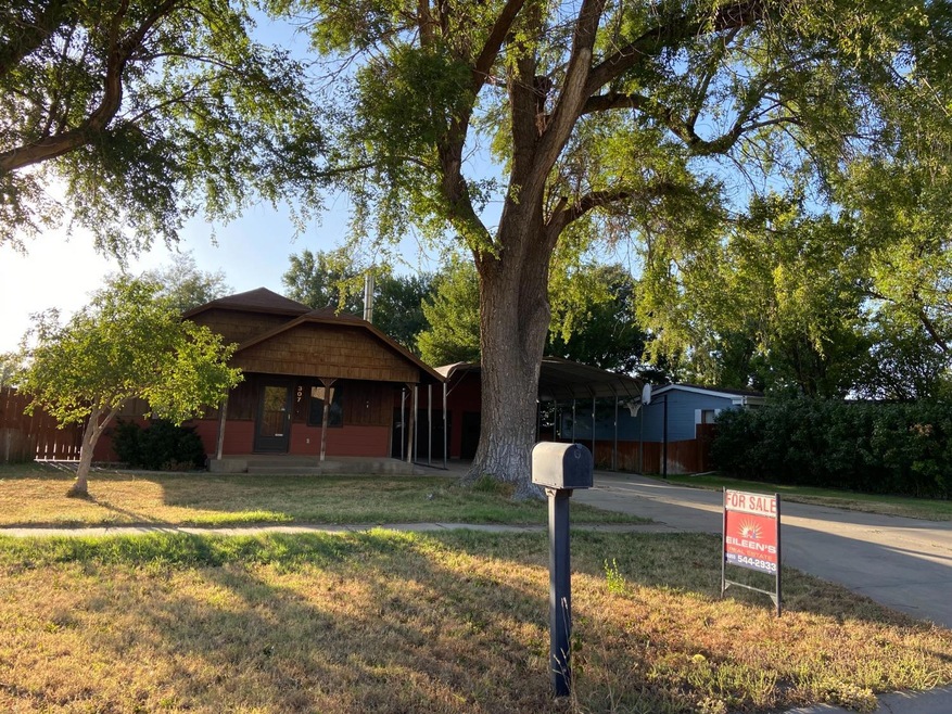 307 S Jackson St, Hugoton, KS 67951 - photo 1