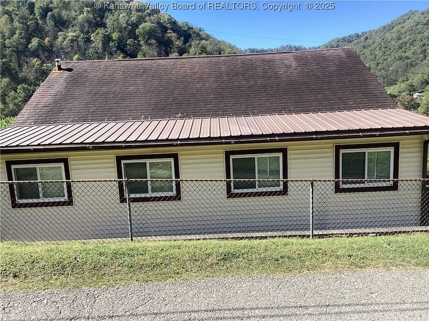 574 Churchill Rd, Seth, WV 25181 - photo 1