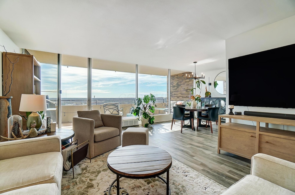 Great Rm & Balcony