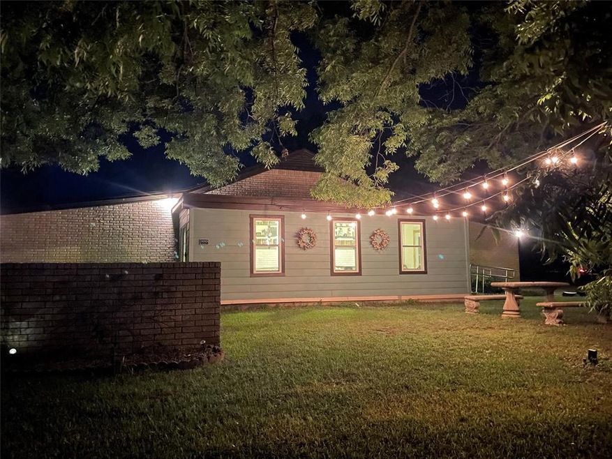 1010 S Clements St, Gainesville, TX 76240 - photo 1