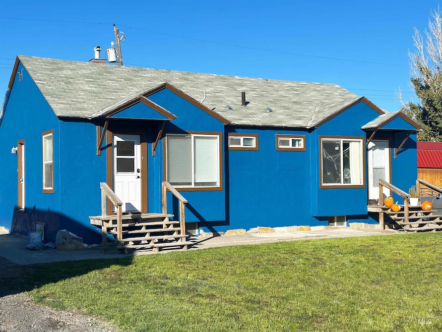 217 & 219 Oregon St, Gooding, ID 83330 - photo 1