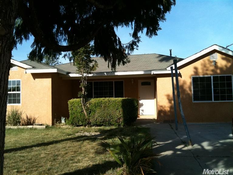 225 S Lee Ave, Oakdale, CA 95361 - photo 1