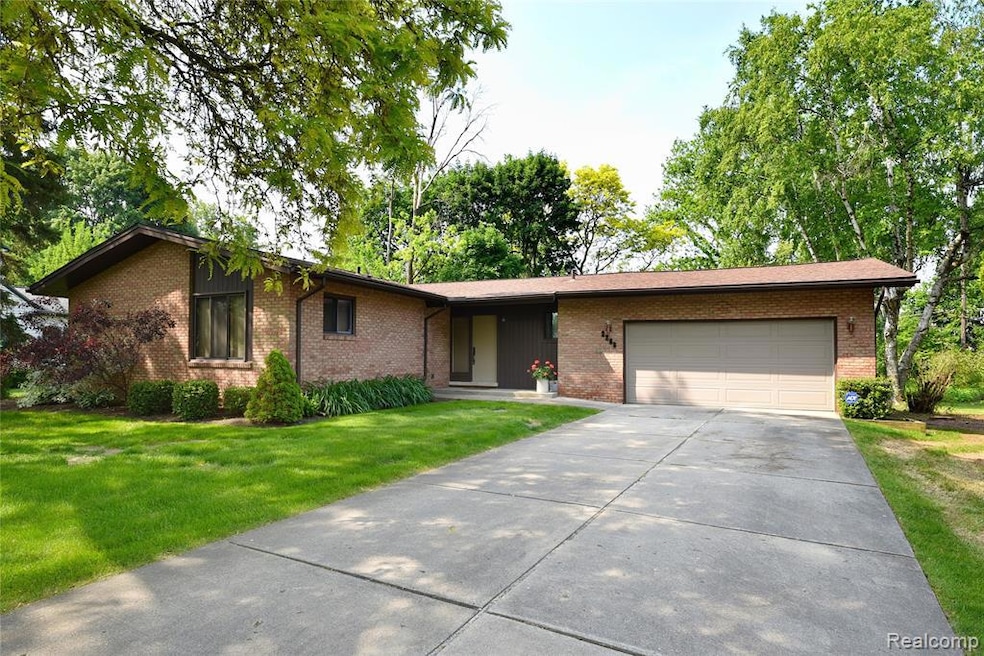 2268 Devonshire Rd, Bloomfield Hills, MI 48302 - photo 1