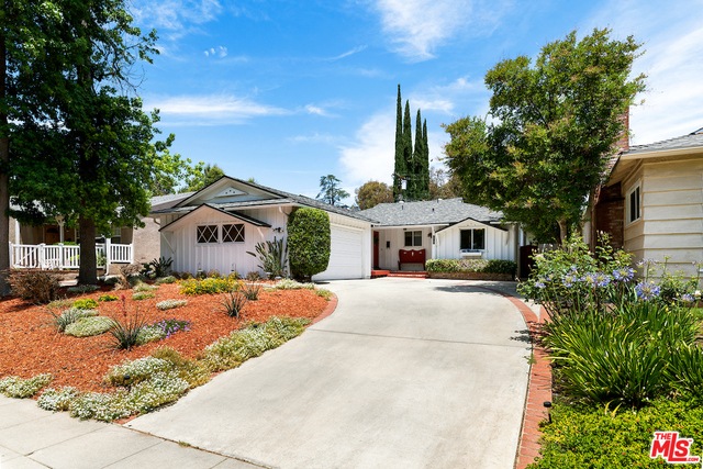 22121 Dumetz Rd, Woodland Hills, CA 91364 - photo 1