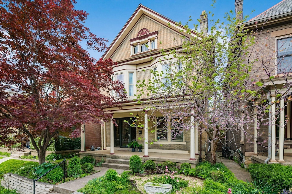 94 W Hubbard Ave