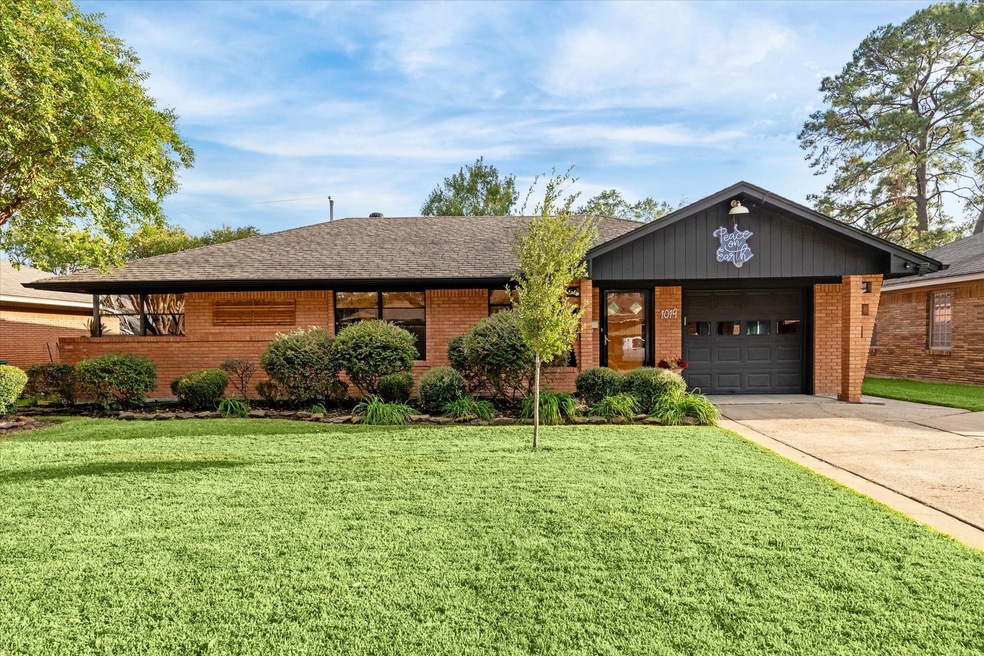 1019 W 31st St, Houston, TX 77018 - photo 1