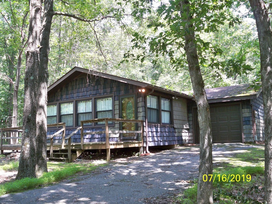 548 Adie Dr, Effort, PA 18330 - photo 1