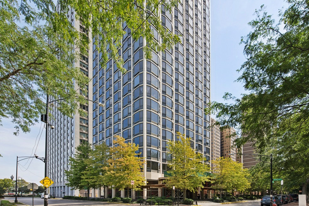 1555 N Astor St unit 12SE, Chicago, IL 60610 - photo 1