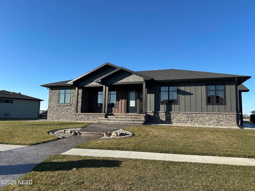 605 Jadyn Ln, Watertown, SD 57201 - photo 1