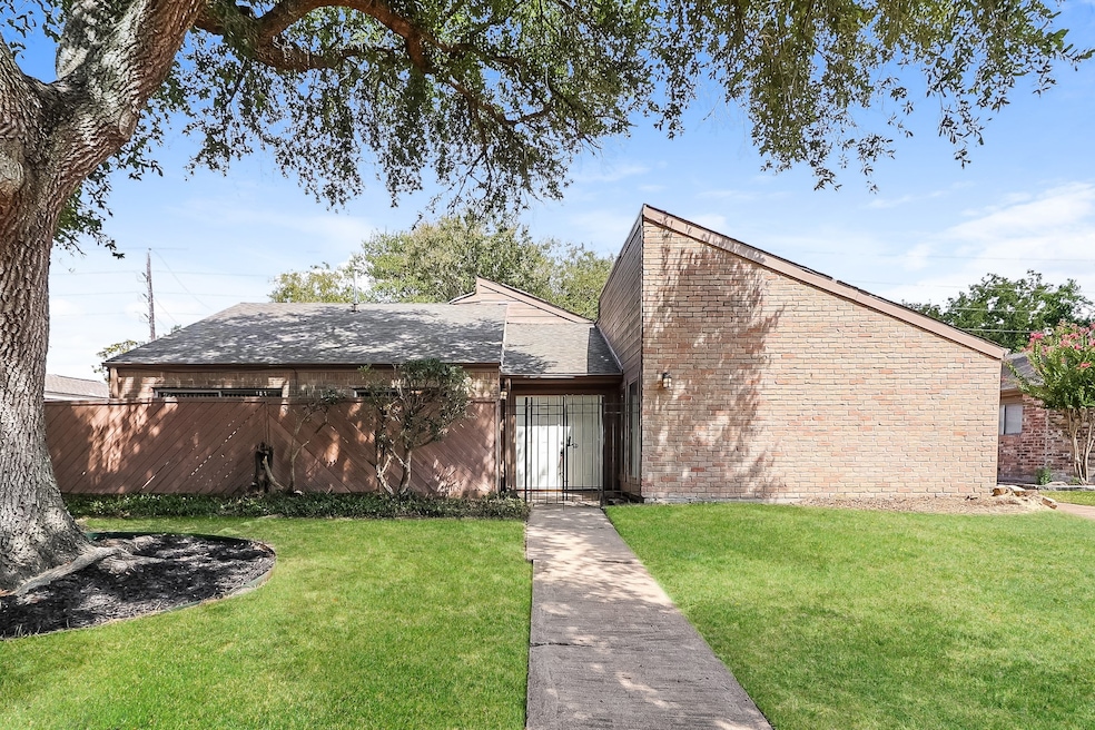 7311 Las Brisas Dr, Houston, TX 77083 - photo 1