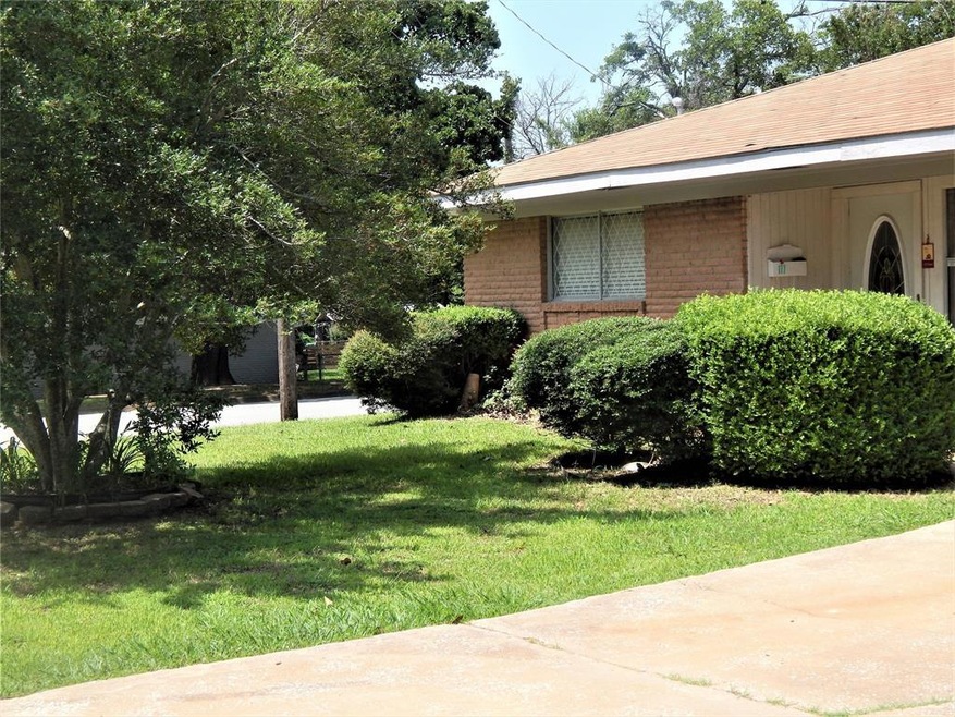 177 Circle Dr, Denison, TX 75021 - photo 1