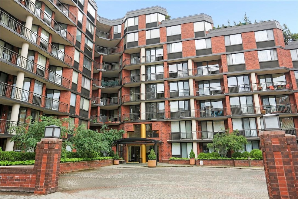 The Classic of Hartsdale located steps from the village, cultural markets/restaurants/shops & Metro North