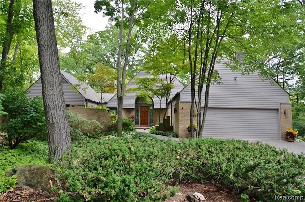 4821 S Chipping Glen, Bloomfield Township, MI 48302 - photo 1