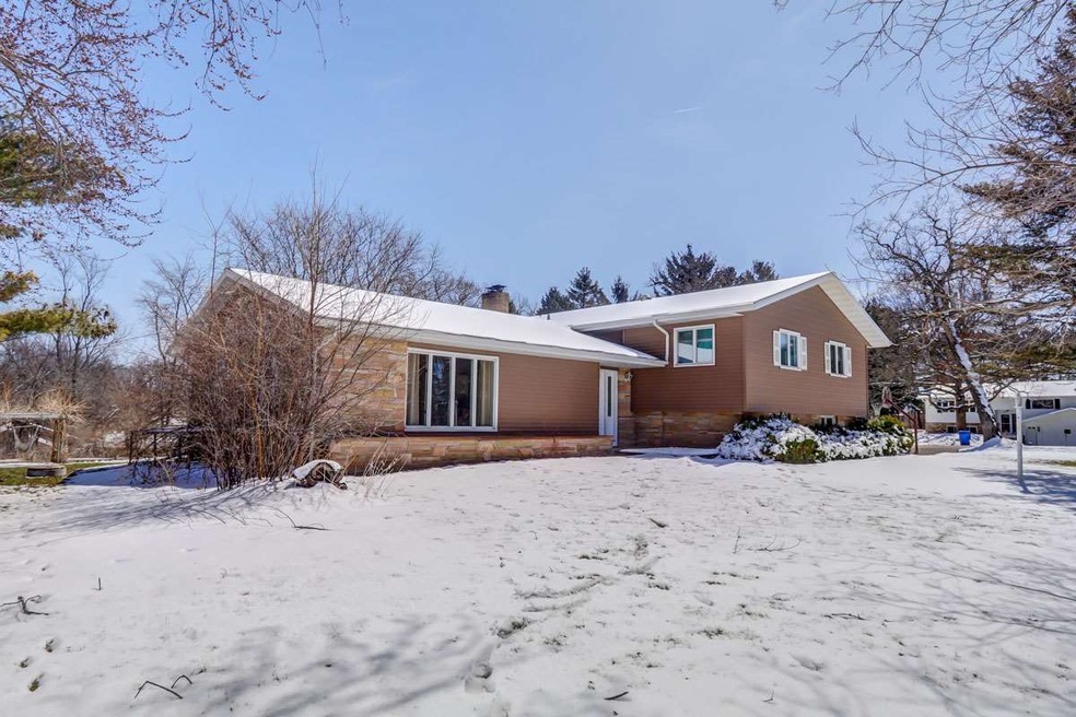 5554 Shamrock Ln, Fitchburg, WI 53711 - photo 1