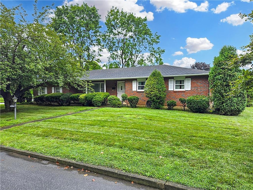 294 Flagstone Dr, Bethlehem, PA 18017 - photo 1