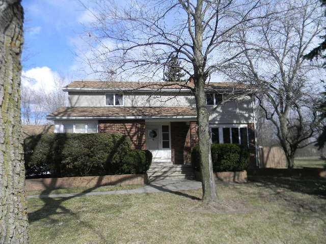 Exterior Front Newer roof, vinyl siding and loads 
