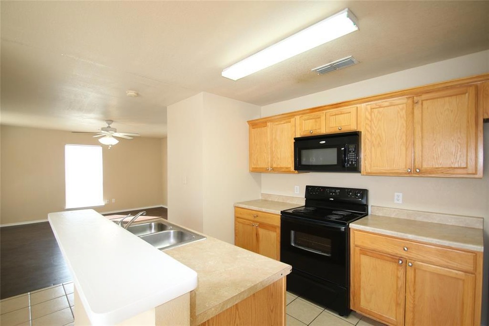 219 N Denton St unit 201, Weatherford, TX 76086 - photo 1