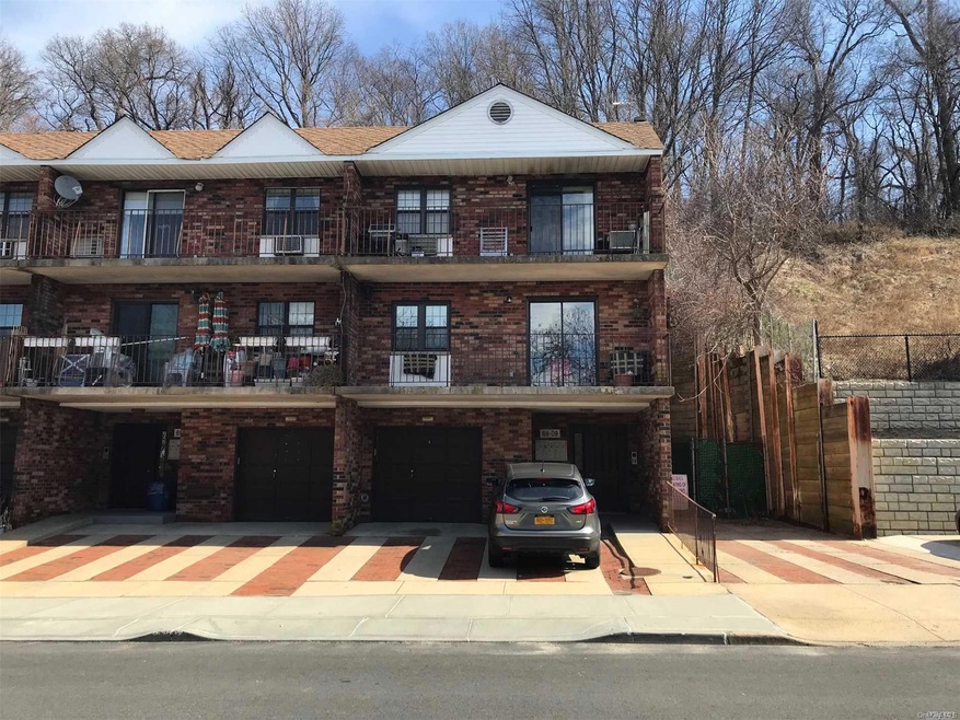 6909 242nd St unit 2 R, Little Neck, NY 11362 - photo 1