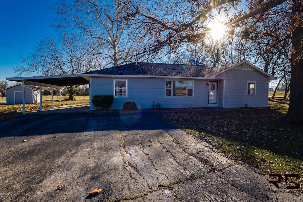 912 W Country Rd, Columbus, KS 66725 - photo 1