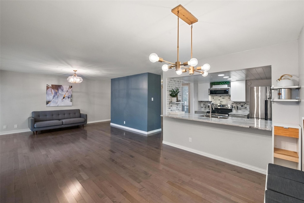 Open concept living, dining and kitchen incl appli