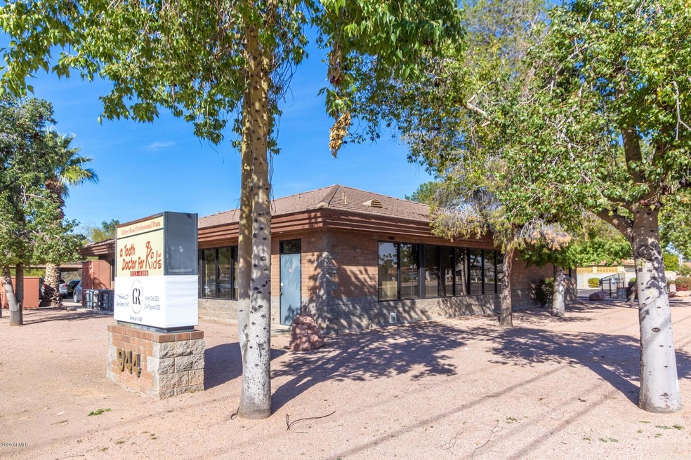 944 N Gilbert Rd, Mesa, AZ 85203 - photo 1