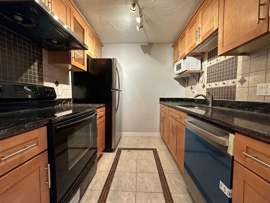 Totten Pond Village unit 25C, Waltham, MA 02451 - photo 1