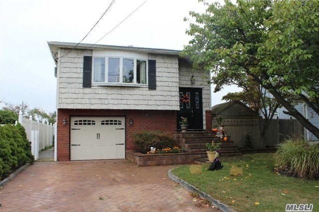 226 Riviera Pkwy, Lindenhurst, NY 11757 - photo 1