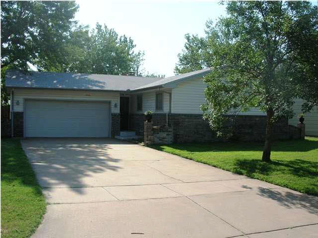 Great Curb Appeal w/ Newer Roof, Vinyl Siding & Pl