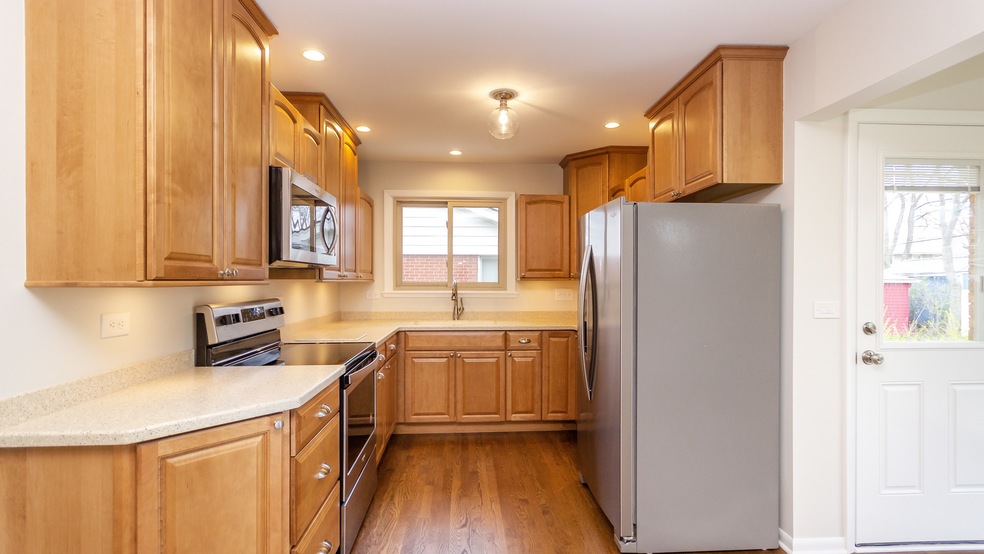 863 S Cedar Ave, Elmhurst, IL 60126 - photo 1