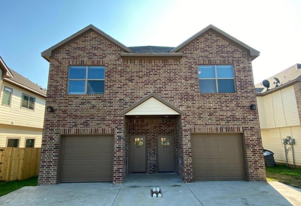 204 Pecan Hollow St unit 204, Ennis, TX 75119 - photo 1